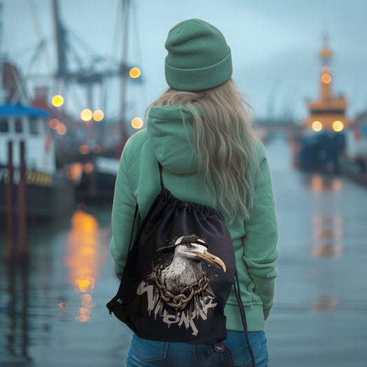 Schwarzer Turnbeutel Hip-Hop-gull mit Möwe und Graffiti-Schrift – am Model im Hafen