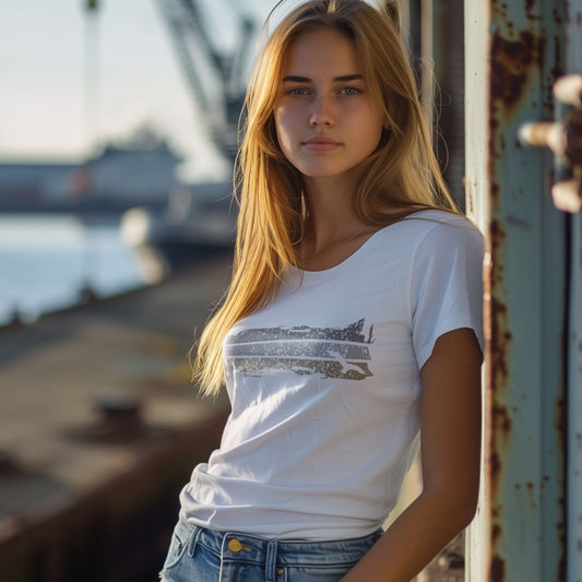 Weißes Damen-T-Shirt Seagull mit Möwensilhouetten im Streifenmotiv – Vorderansicht am Model