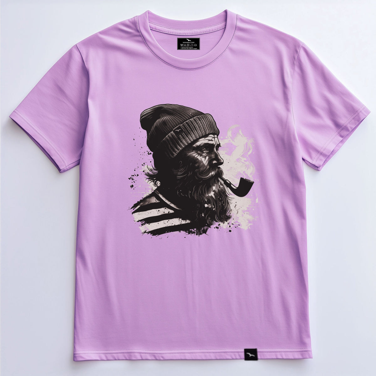 T-Shirt Jack-Tar-Pipe in Lavender mit bärtigem Seemann, Strickmütze und Pfeife als Frontprint – Vorderansicht