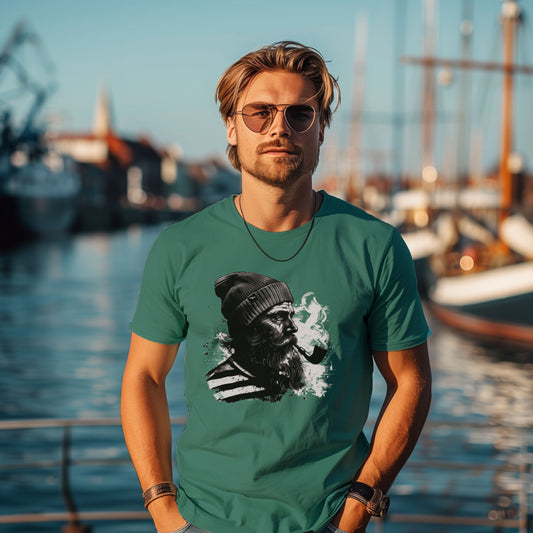 T-Shirt Jack-Tar-Pipe in Teal mit bärtigem Seemann, Strickmütze und Pfeife als Frontprint – Vorderansicht am Model